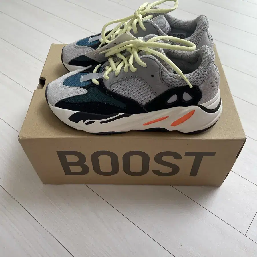 YEEZY BOOST 700 이지부스트700