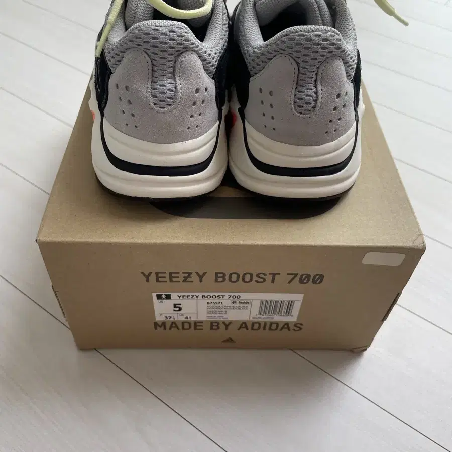 YEEZY BOOST 700 이지부스트700