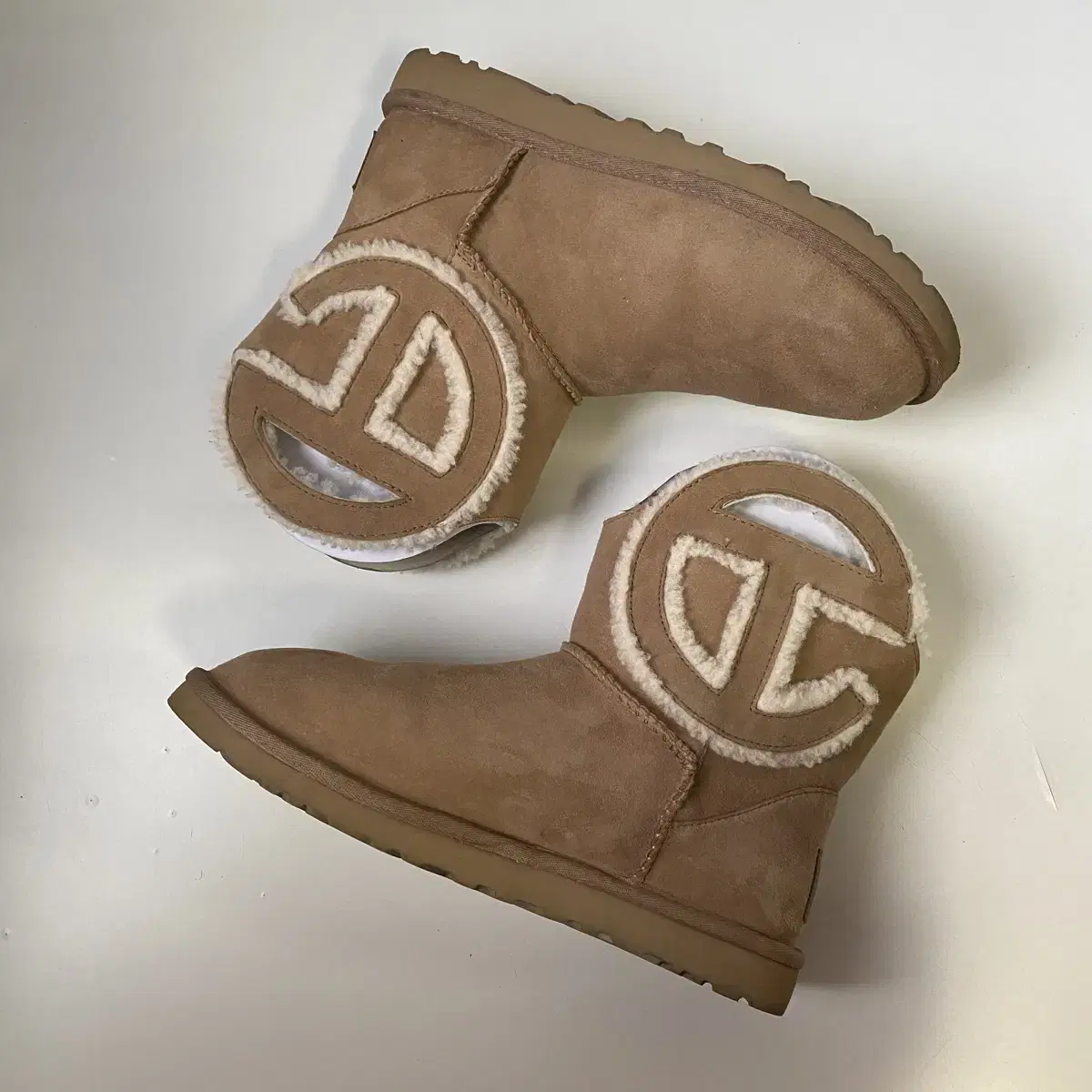 [41/260] 어그 UGG 텔파 TELFAR 로고 미니 체스트넛 부츠