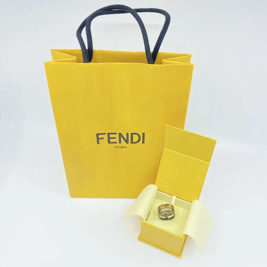 FENDI 펜디 메탈 백 벅그 링(새상품)