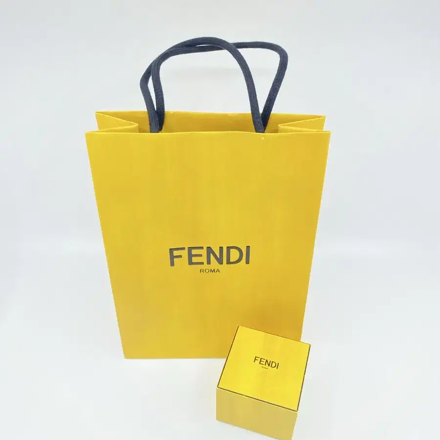 FENDI 펜디 메탈 백 벅그 링(새상품)