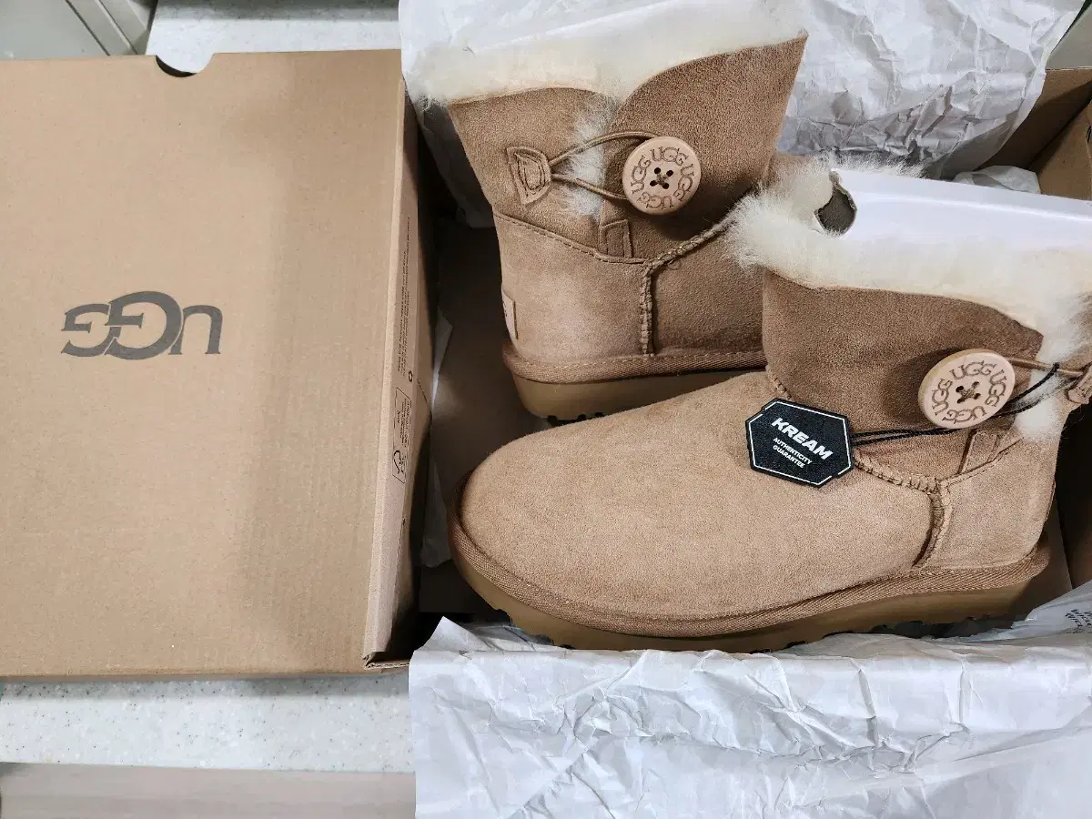 (W) Ugg Mini Bailey Button 2 Boot Chestnut