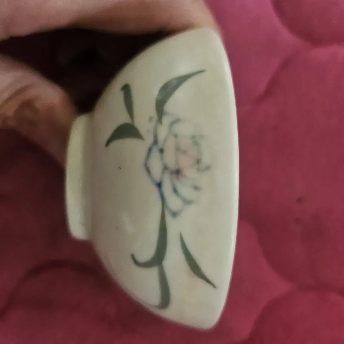 A porcelain drinking cup from around the end of the Joseon Dynasty.