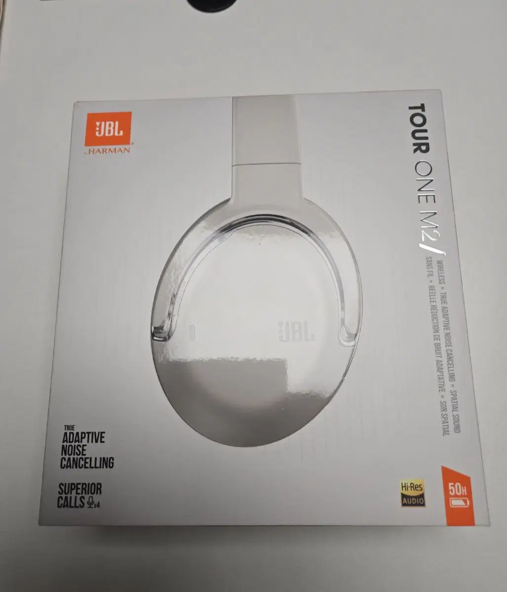 JBL TOUR ONE M2 샴페인 색상 판매합니다.