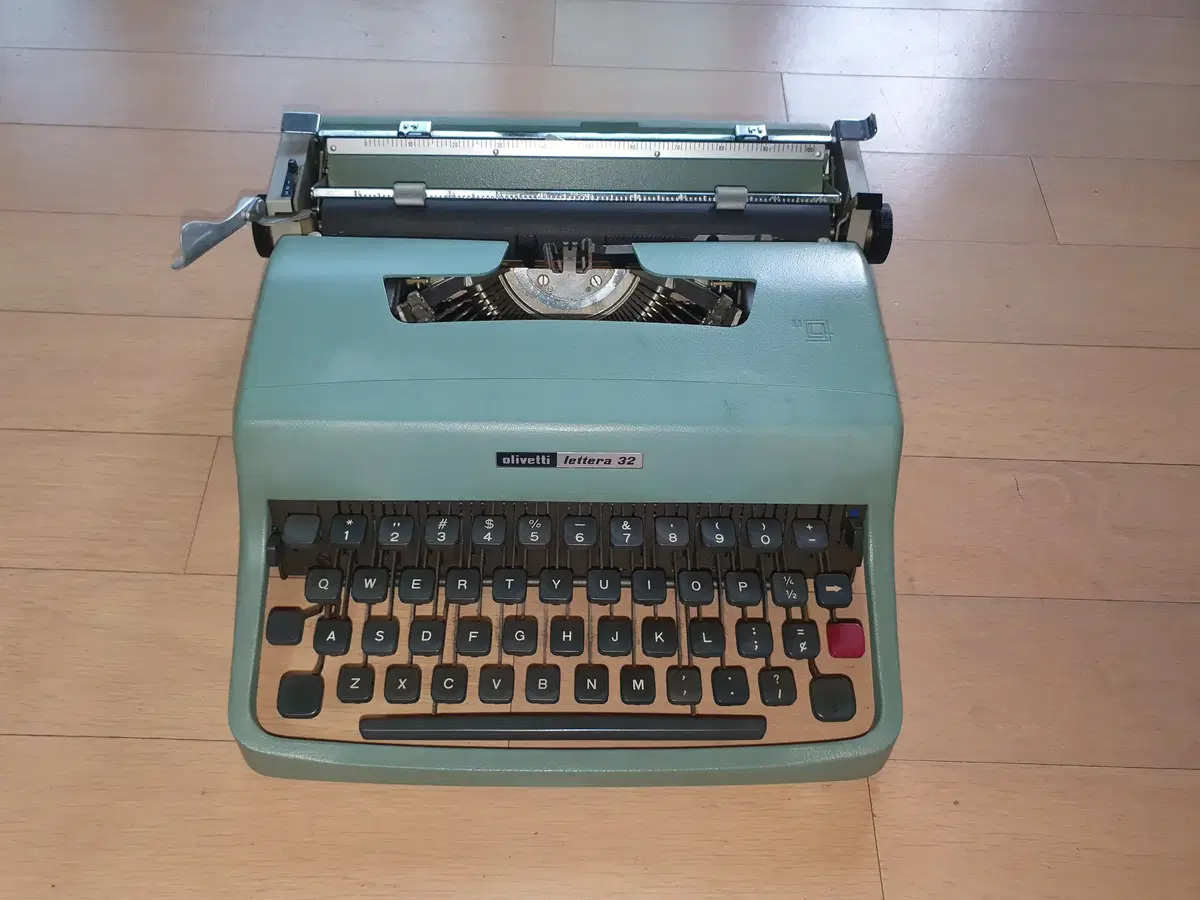 olivetti lettera 32 cursive(필기체) 타자기