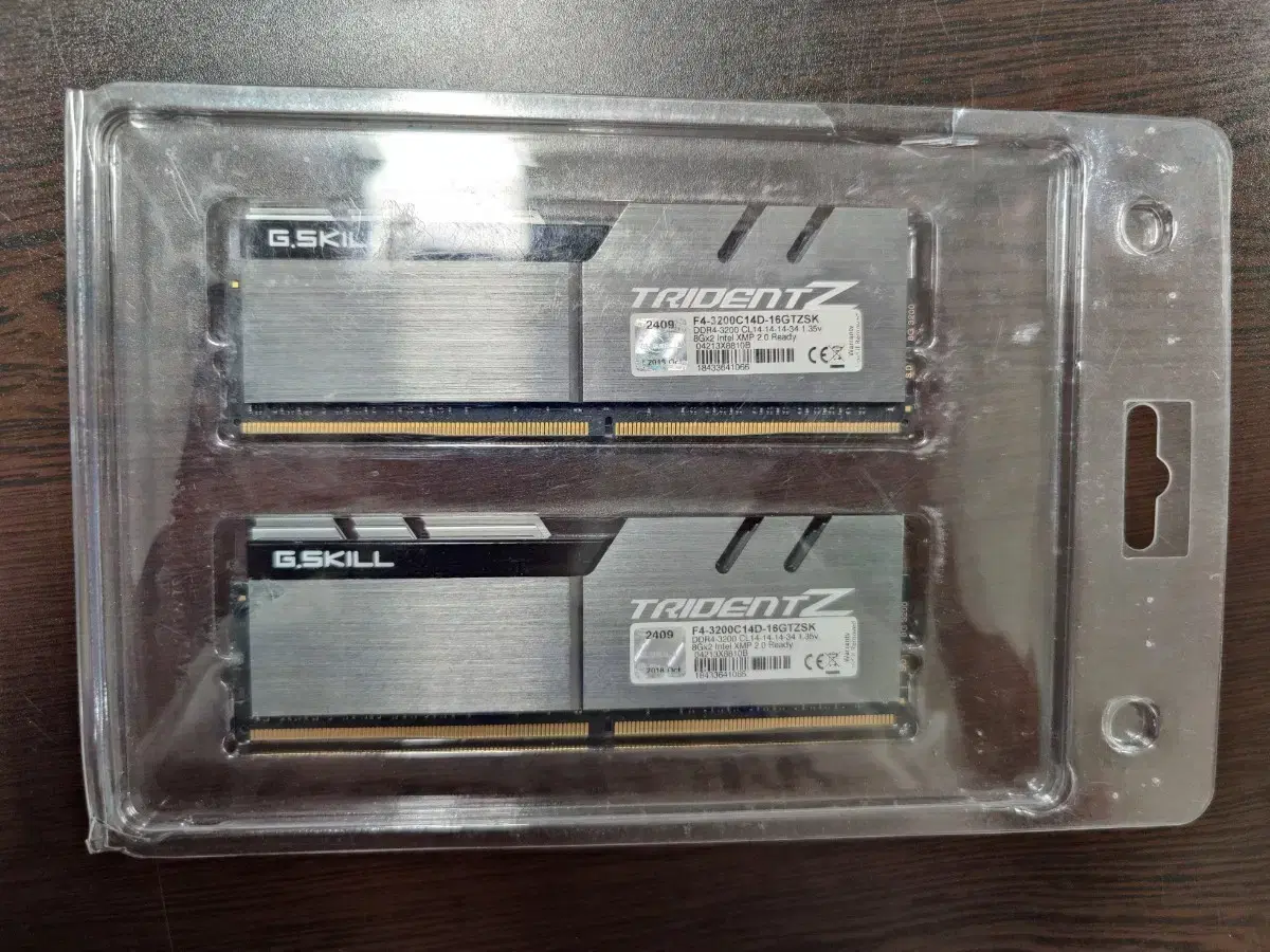 지스킬 Trident Z DDR4 3200 CL14 14 14 34 16