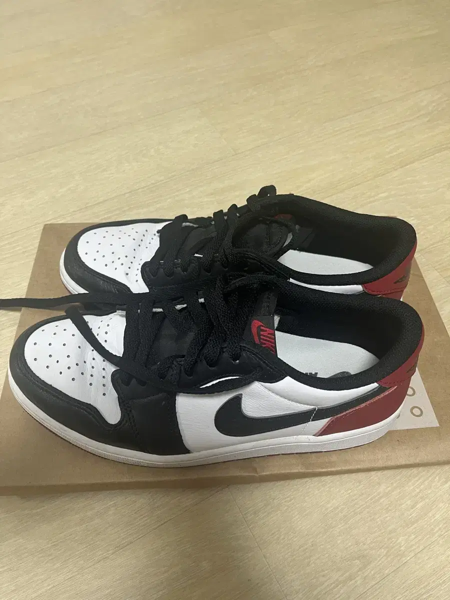 Jordan 1 Retro Low OG Black Toe