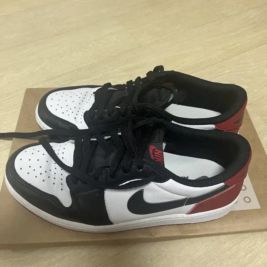 Jordan 1 Retro Low OG Black Toe