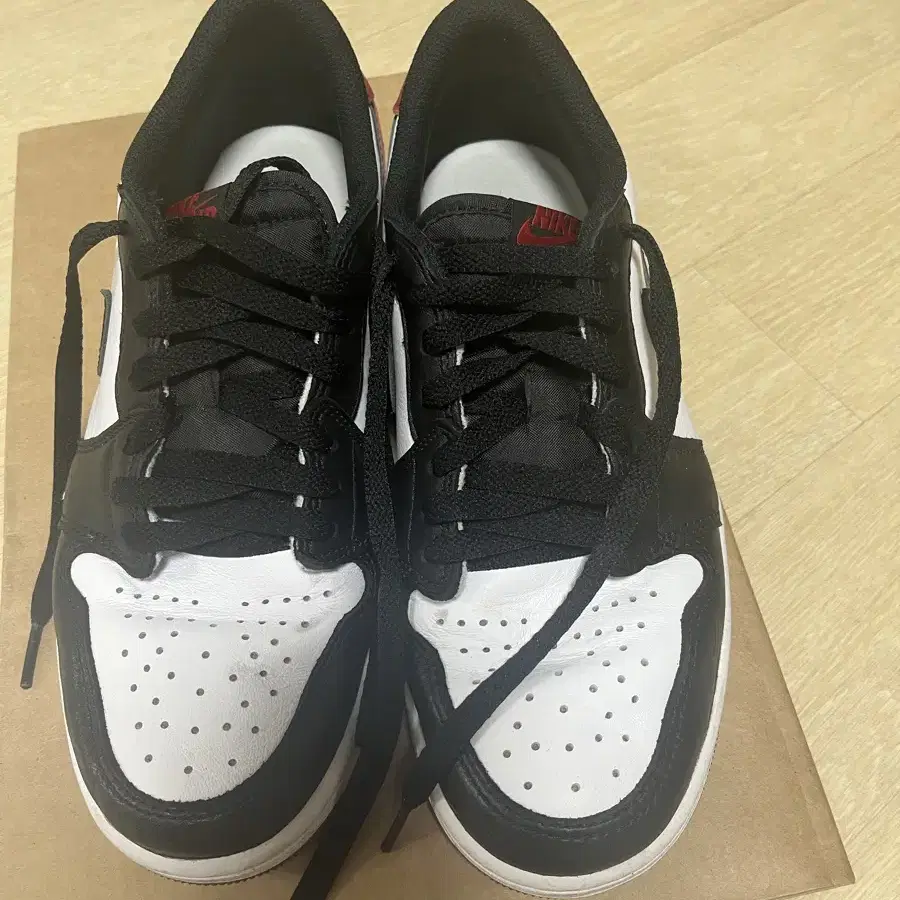 Jordan 1 Retro Low OG Black Toe