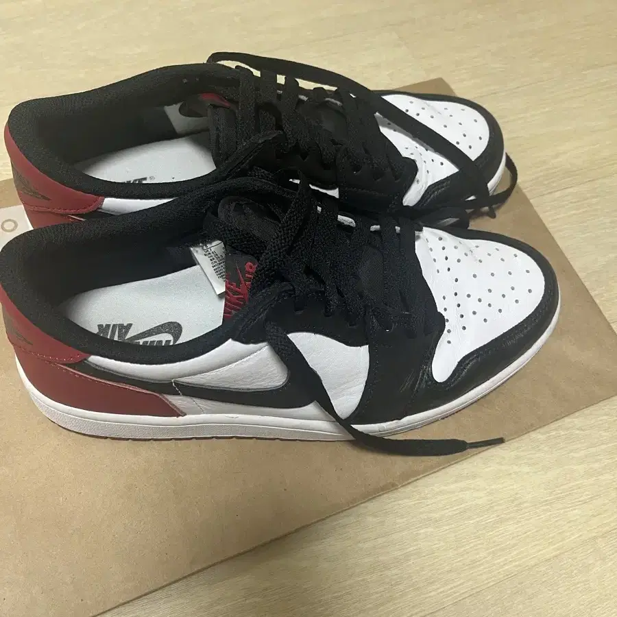 Jordan 1 Retro Low OG Black Toe