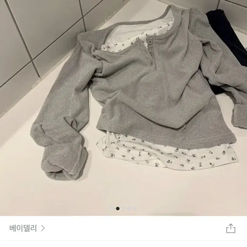 레이스 이중단추 레이어드 티셔츠 (베이델리)