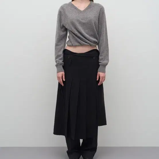 LCDC UNBALANCED PLEATS SKIRT (BLACK)