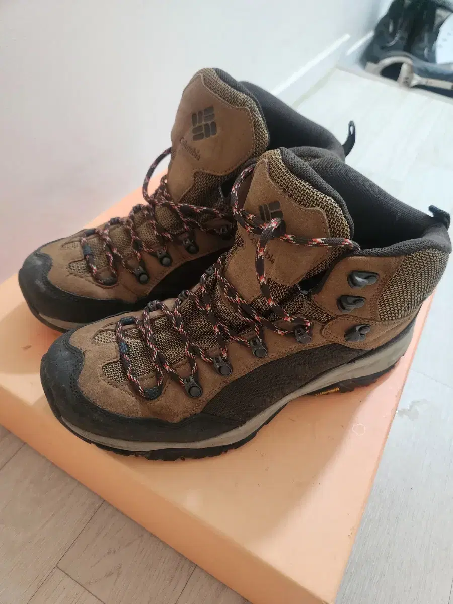 (280) Columbia Climbing Shoes YM5647