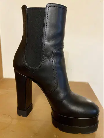 Casadei 블랙 가죽 사이드 고어 부츠 37