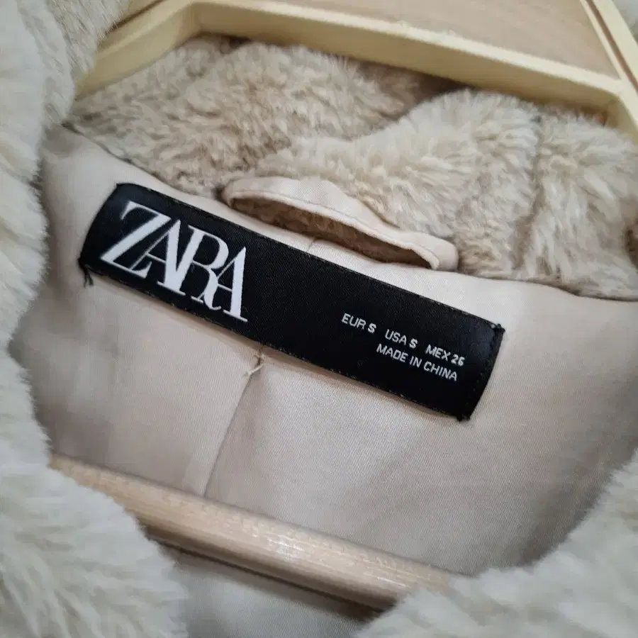 자라(ZARA) 보들 후드 점퍼