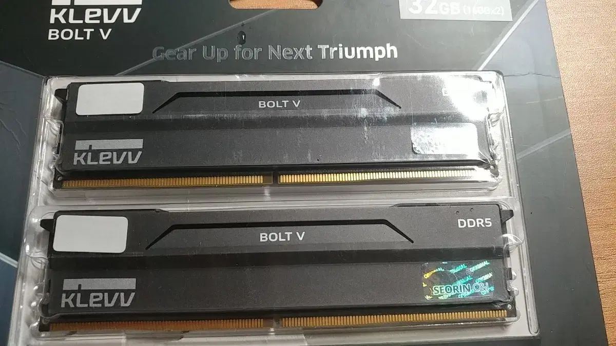 에쎈코어 클레브 DDR5-6000 32G CL30 Bolt 16x2