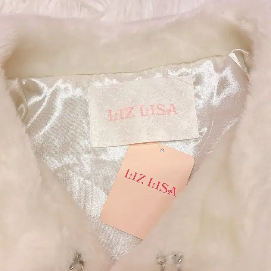 LIZLISA 아이보리 퍼 크롭 자켓