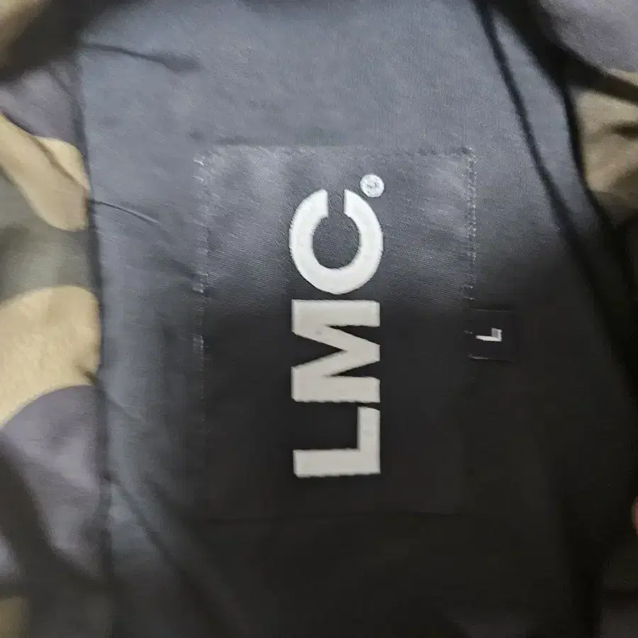 lmc 카모 경량 패딩 L사이즈