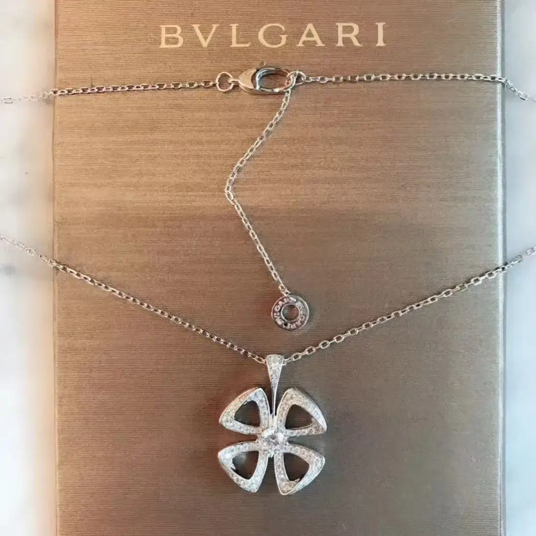 BVLGARI fiorever 영감 네잎 클로버펀칭 목걸이펜던트