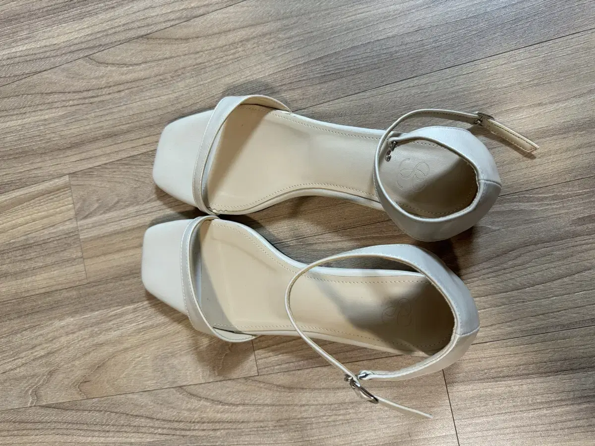 sie 시에 anna line sandal  240 애쉬베이지