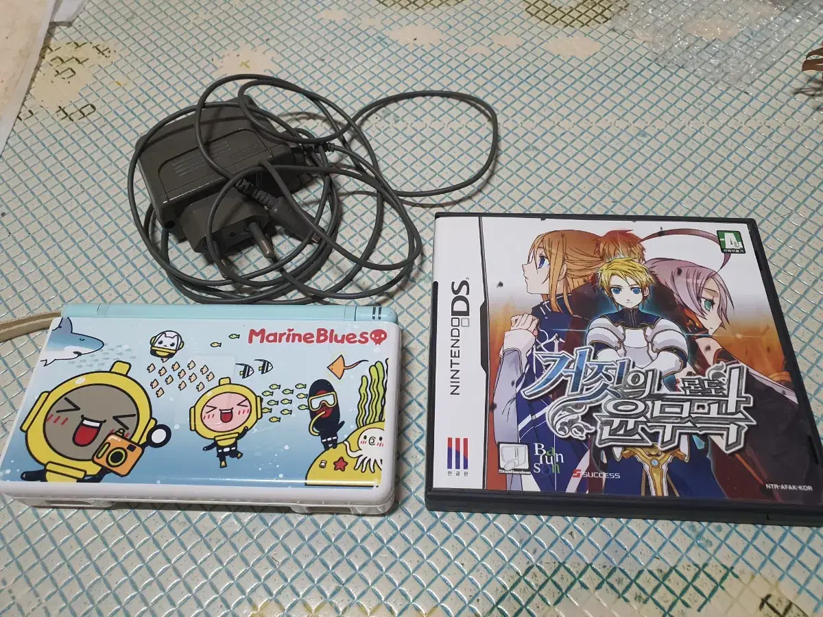 닌텐도 DS lite 아이스블루,충전기 + 거짓의윤무곡 론도 일괄