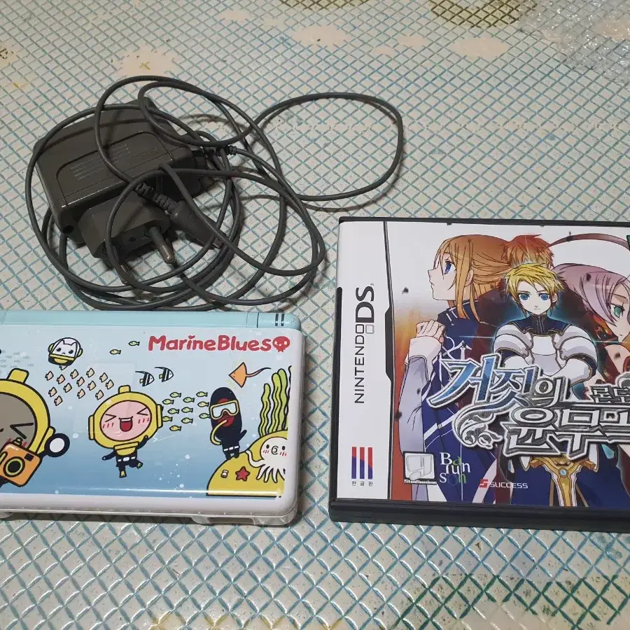 닌텐도 DS lite 아이스블루,충전기 + 거짓의윤무곡 론도 일괄