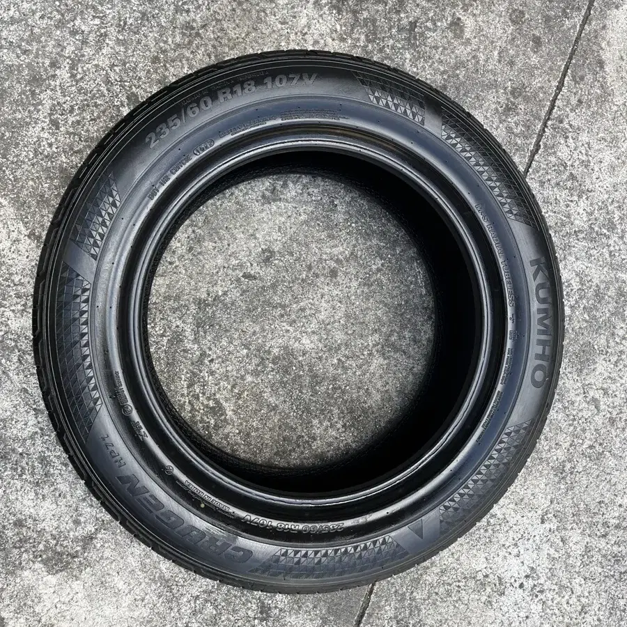 중고 235/60R18 금호 22년식 2개팝니다.