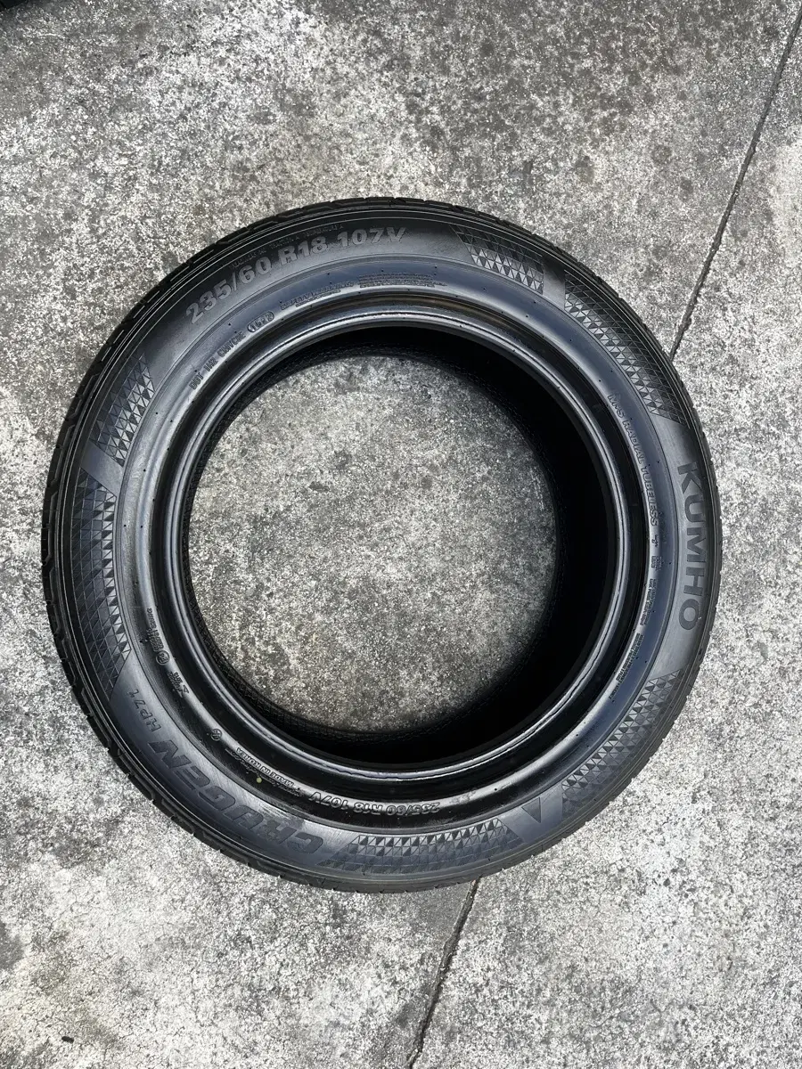 중고 235/60R18 금호 22년식 2개팝니다.