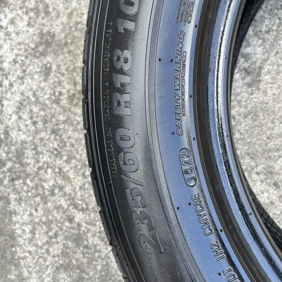 중고 235/60R18 금호 22년식 2개팝니다.