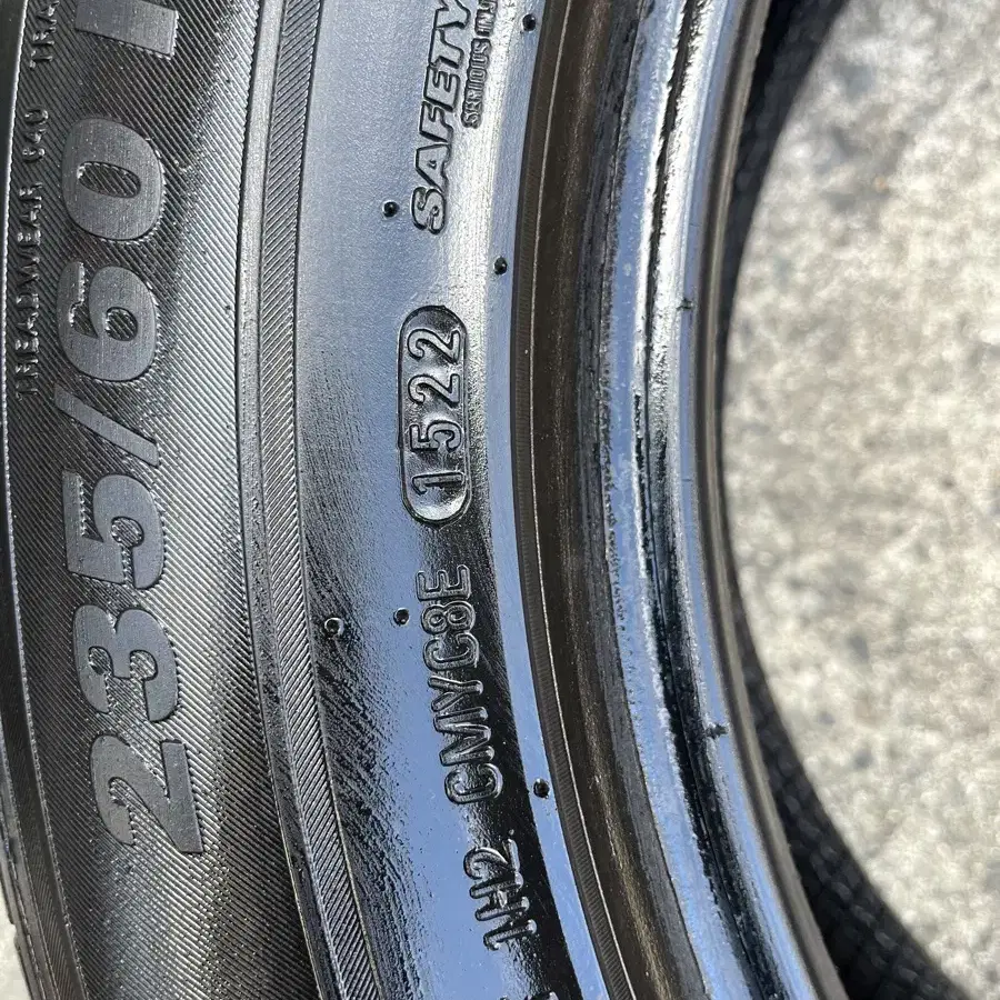 중고 235/60R18 금호 22년식 2개팝니다.