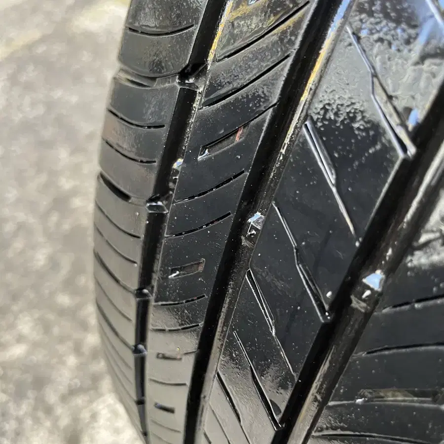 중고 235/60R18 금호 22년식 2개팝니다.