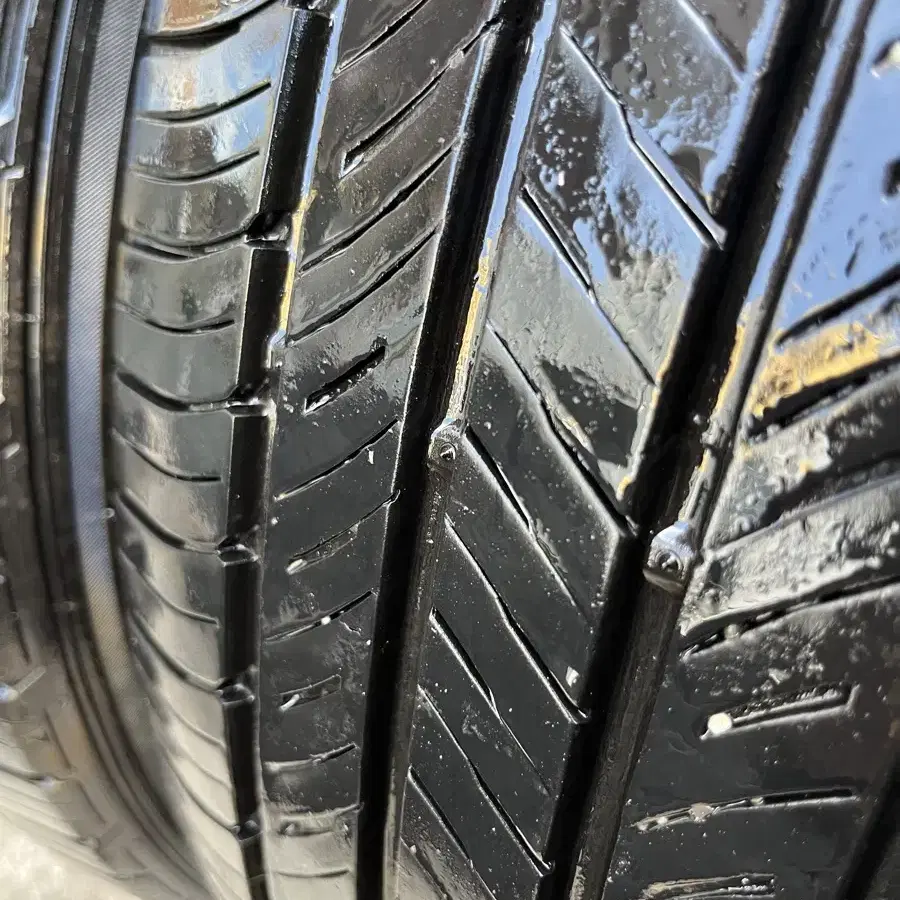 중고 235/60R18 금호 22년식 2개팝니다.