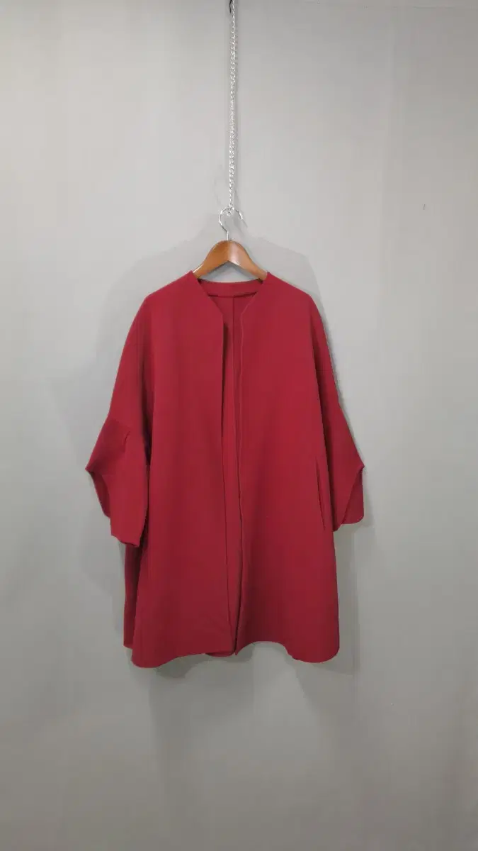 Over-fit sleeve pointed hem cut-out open red jacket