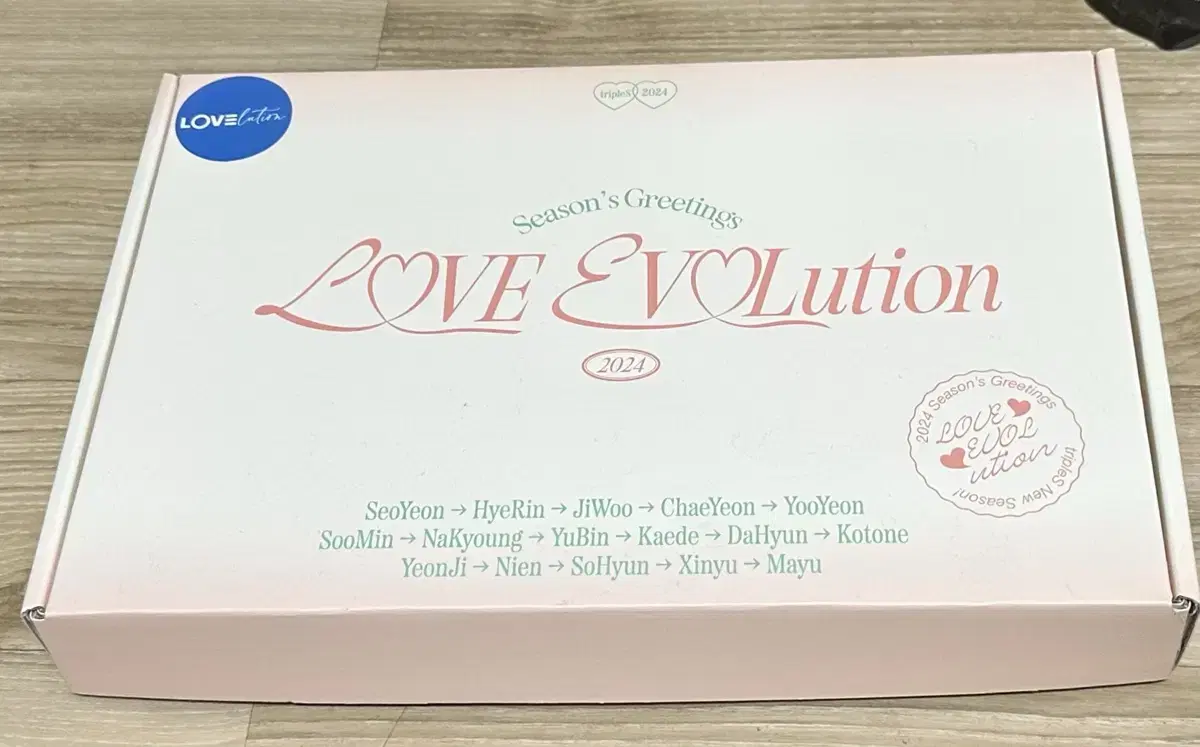 트리플에스 triples 러블루션 lovelution 2024 시즌그리팅