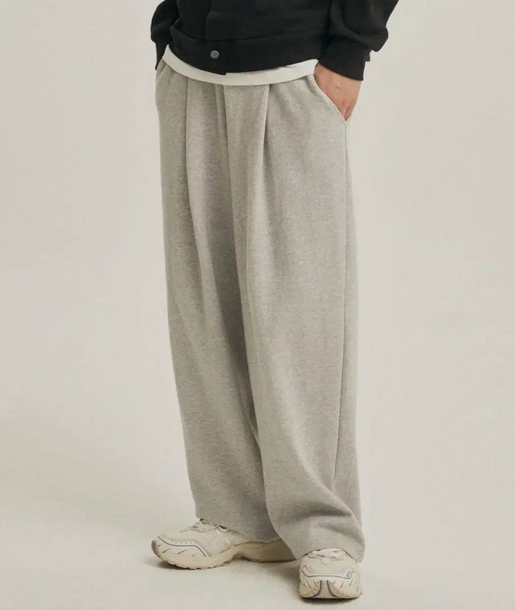 Zero Dip One-Tuck Sweatpants (Black)