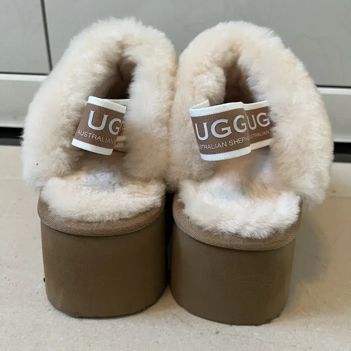 UGG 어그 뒷밴딩 통굽 슬리퍼