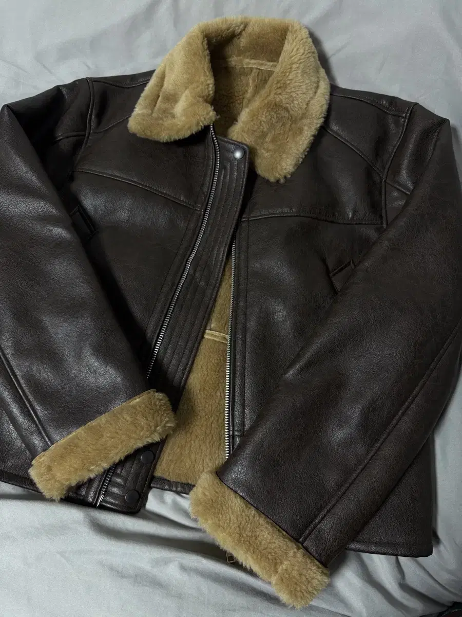 새제품)알렌느 3D FAUX SHEARLING CROP JACKET BR