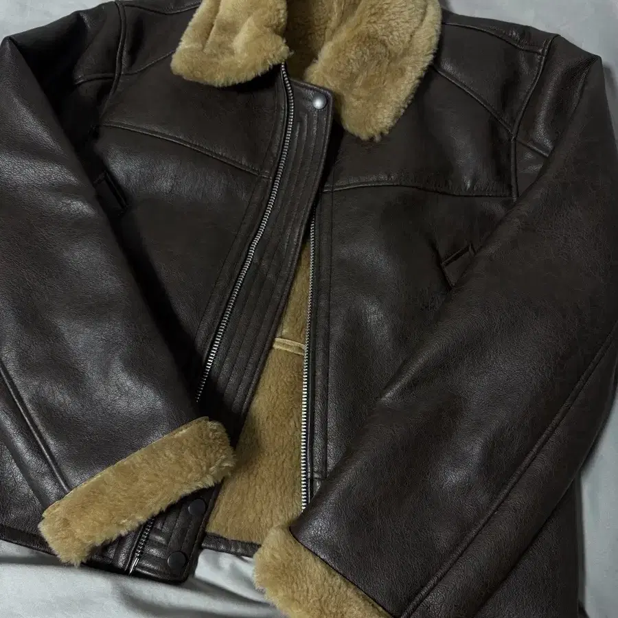 새제품)알렌느 3D FAUX SHEARLING CROP JACKET BR