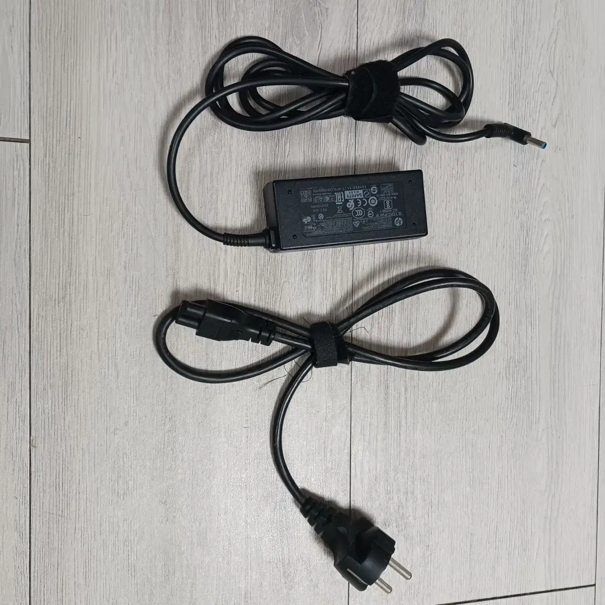 laptop charger_IS 13252 PART1