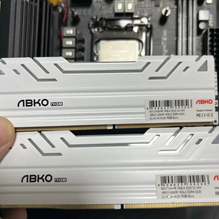 z390팬텀itx 9900kf 앱코3200 cl14 16x2 32gb팝니