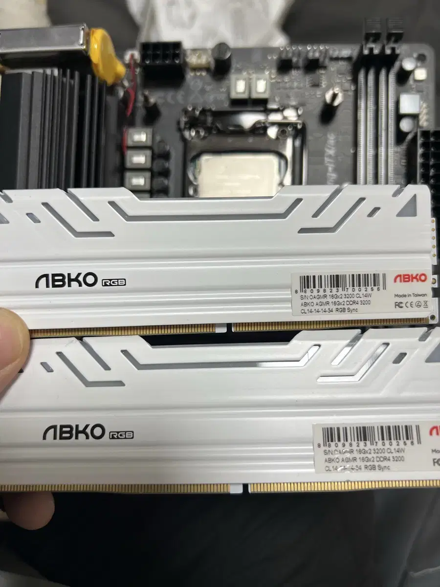 z390팬텀itx 9900kf 앱코3200 cl14 16x2 32gb팝니