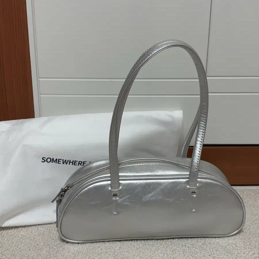 썸웨어버터  demi baguette bag - silver