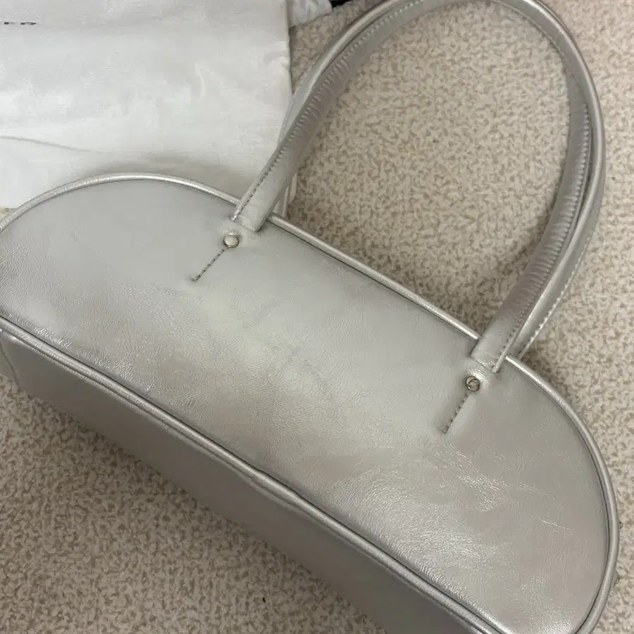 썸웨어버터  demi baguette bag - silver