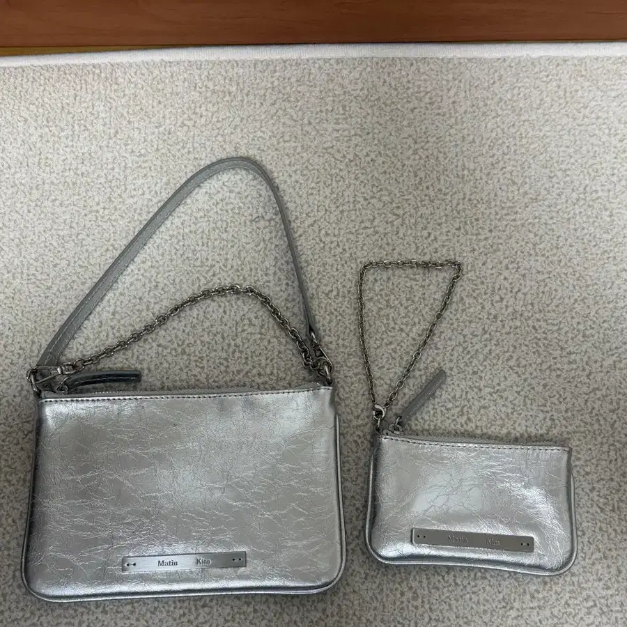 왼)마뗑킴 GLOSSY LEATHER MICRO BAG 실버