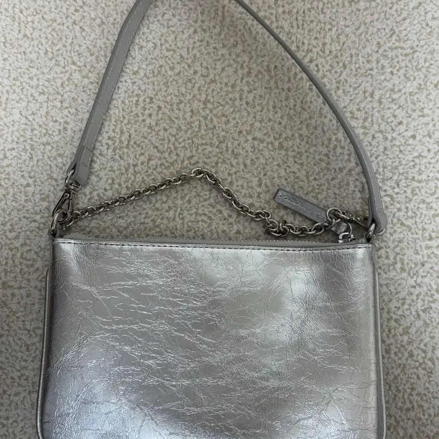 왼)마뗑킴 GLOSSY LEATHER MICRO BAG 실버