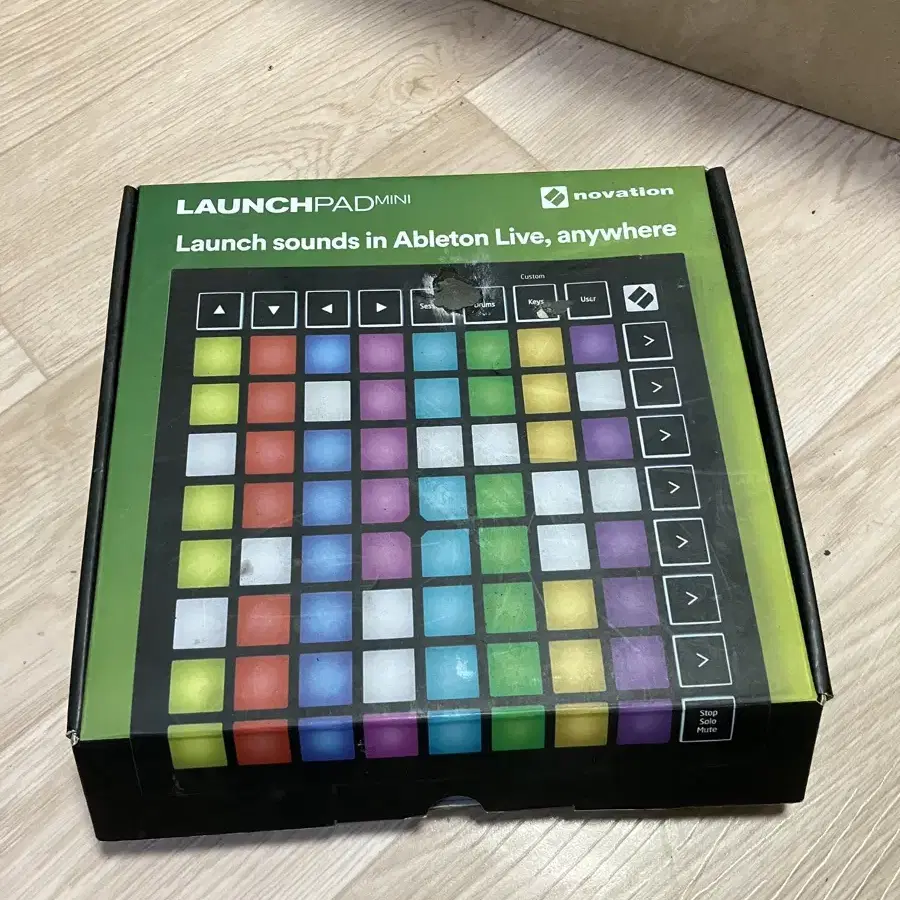 노베이션 런치패드 미니 launchpad mini 박스풀셋 판매합니다.