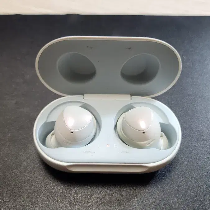 갤럭시 버즈1세개 판매합니다. Galaxy Buds1