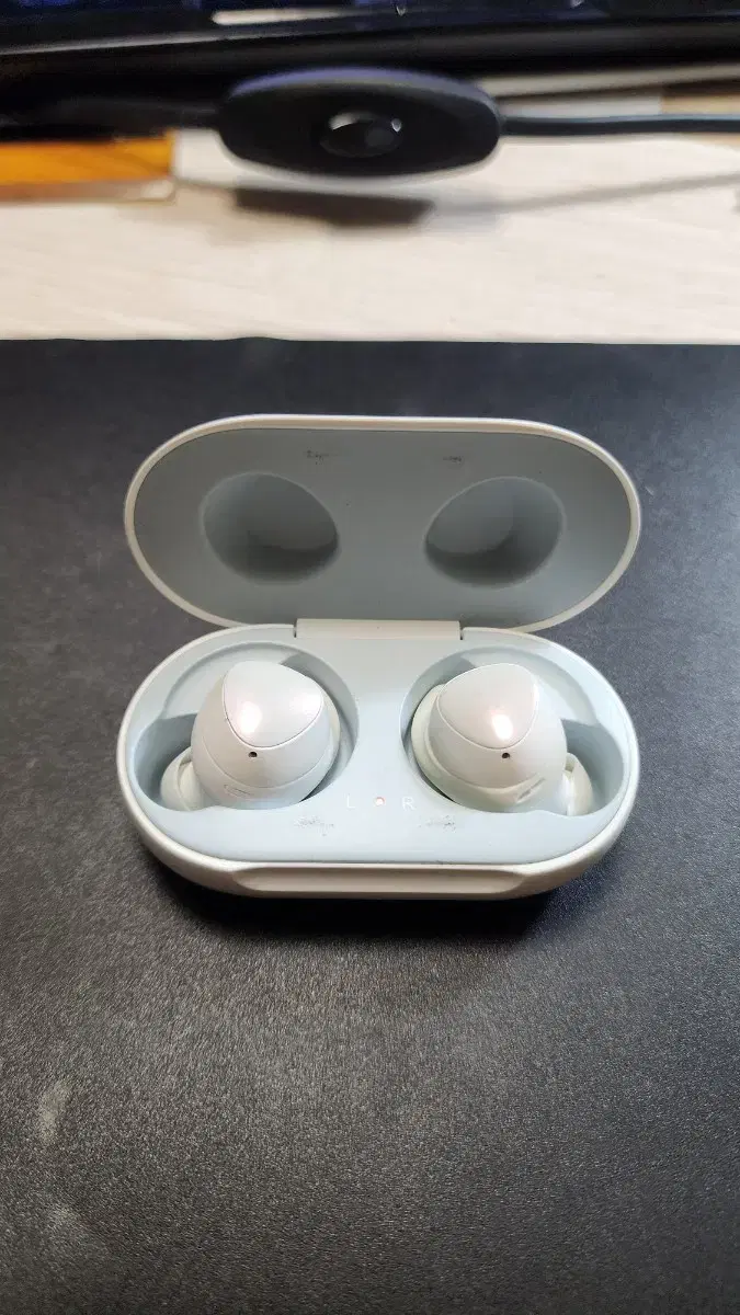 갤럭시 버즈1세개 판매합니다. Galaxy Buds1