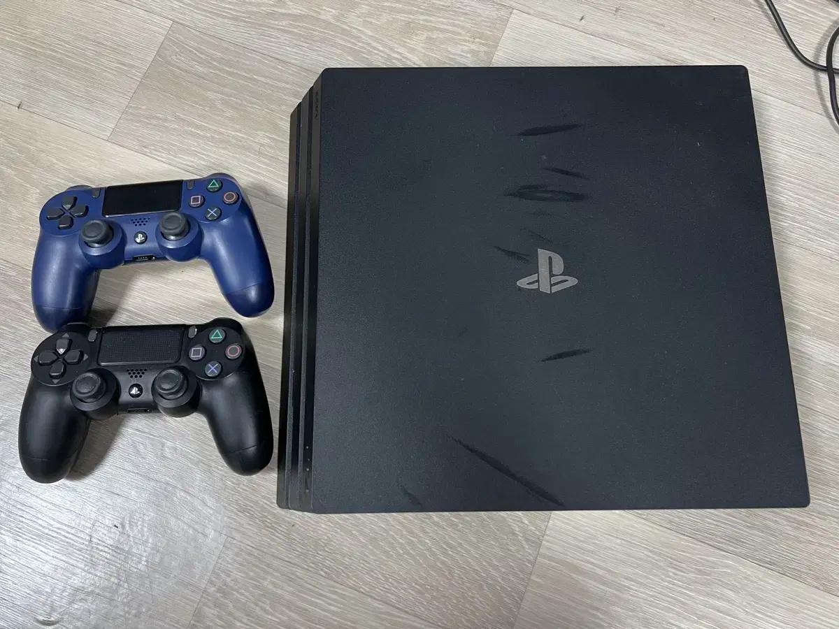 PS4 본체 + 컨트롤러 2개 + 게임팩 10개