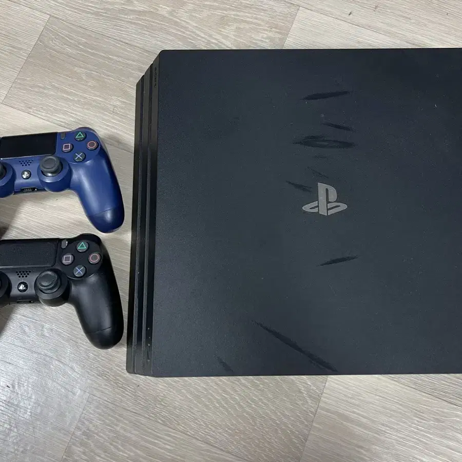 PS4 본체 + 컨트롤러 2개 + 게임팩 10개